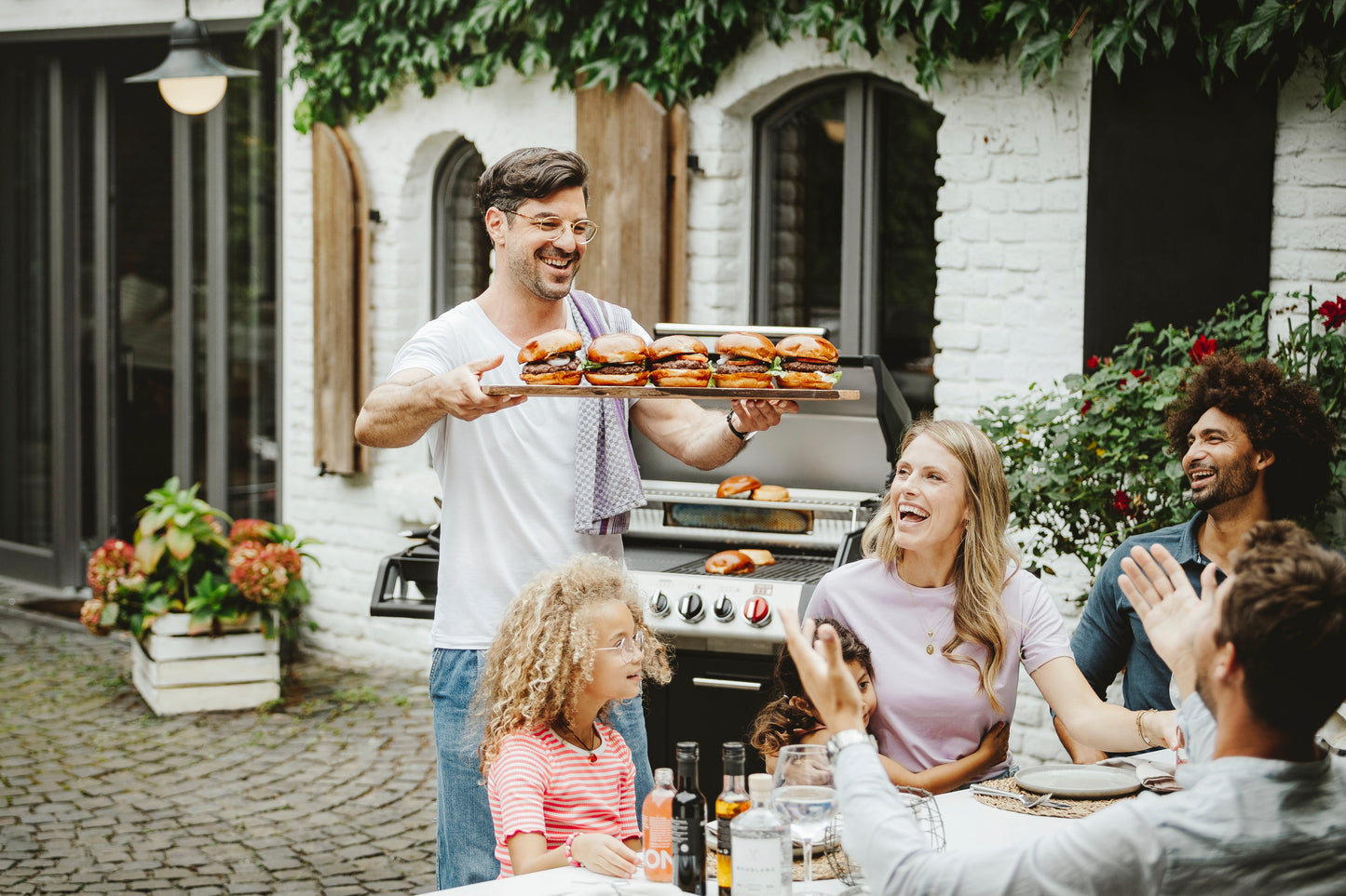 Enders Monroe Black Pro 4 IK Turbo Zone 4-Burner Gas Barbecue Grill with Infrared and Side Burner - 21.85 kW